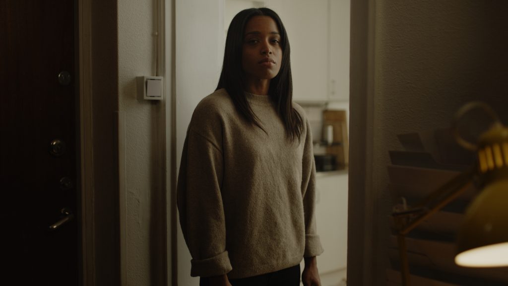 Stöd för unga brottsutsatta – ung person som får stöd via telefon eller chatt