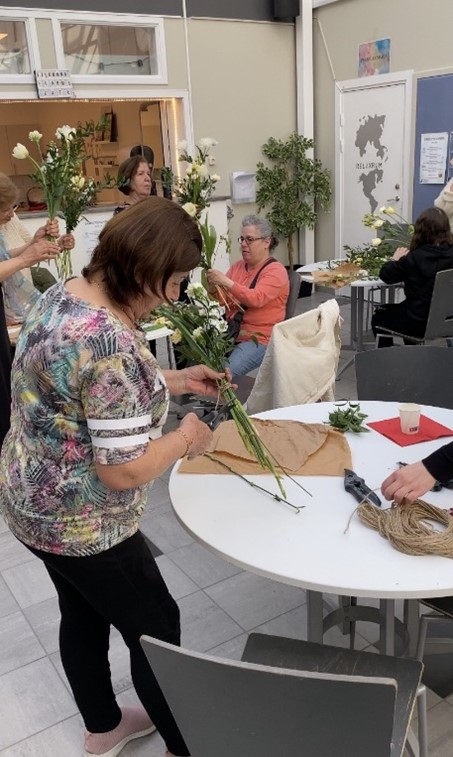 Deltagare på utbildningen binder buketter. 