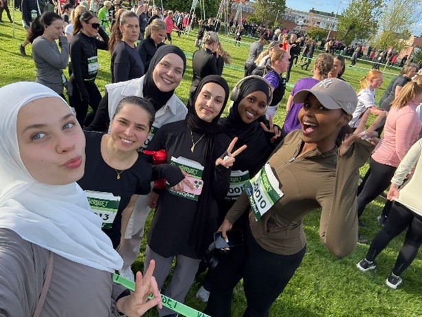 Glada deltagare poserar innan Vårruset. 