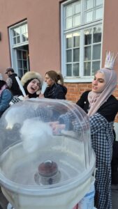 Glada deltagare gör sockervadd till besökarna. 