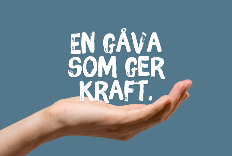 Hand som håller i texten en gåva som ger kraft