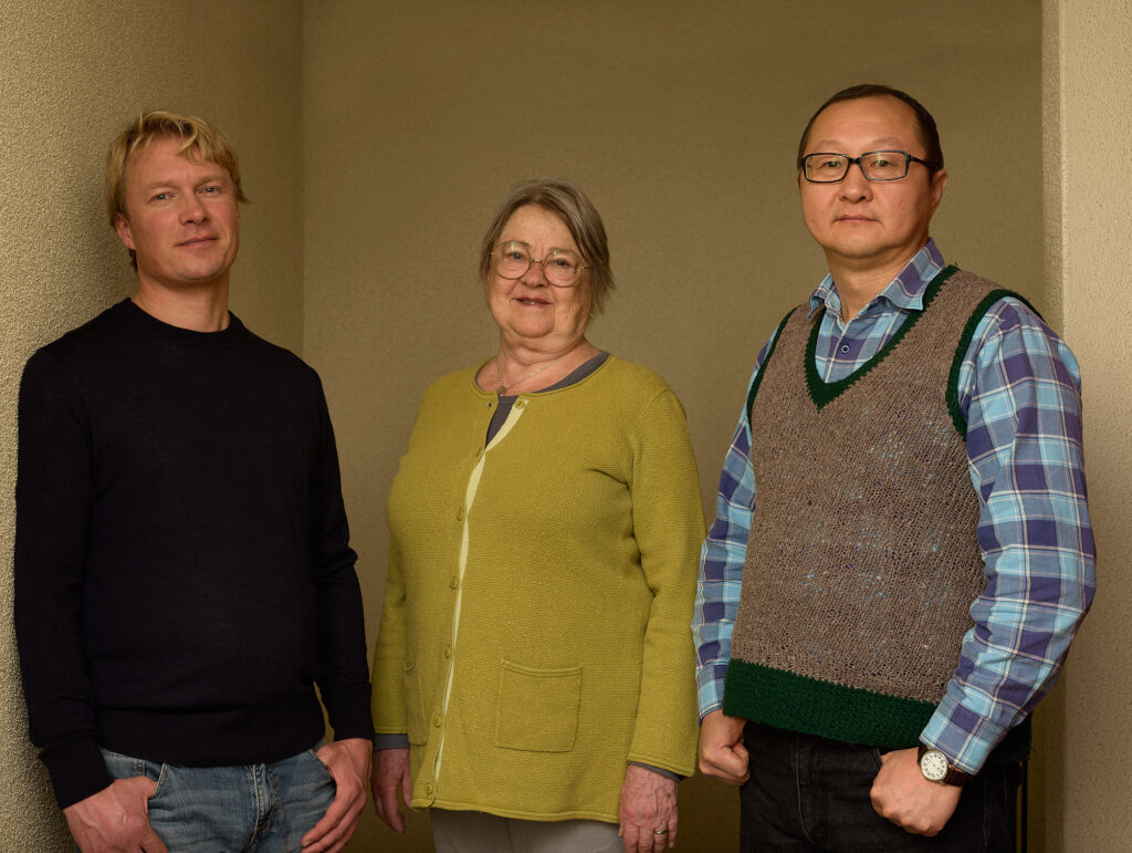 Tre fiktiva stödjare tittar leende in i bilden.