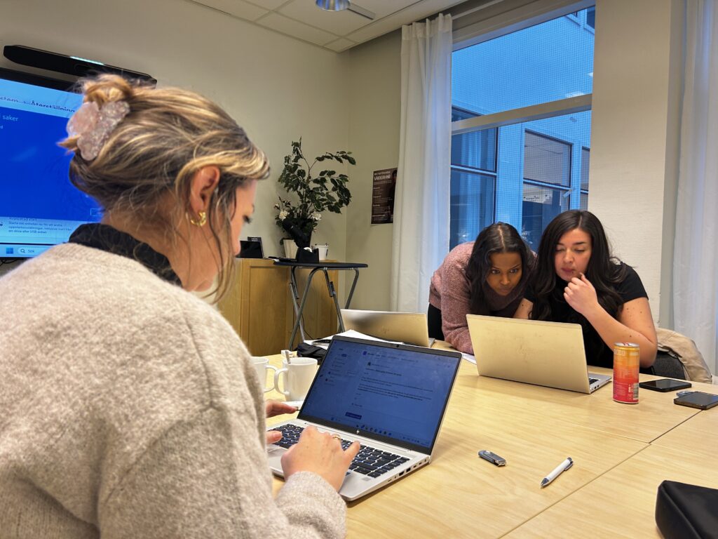 Processledarna för projektet Trygg Trapp där unga bidrar till ökad trygghet i bostadsområdet.